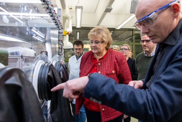 Picture of Erna Solberg at the HTE@UiB facility