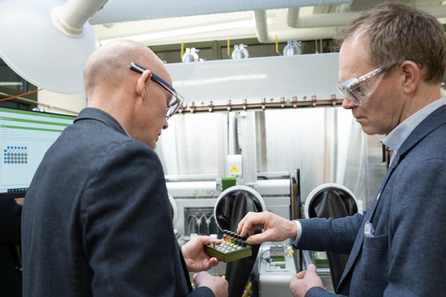 Norwegian Research and Higher Education Minister Oddmund Hoel Visits HTE@UiB: Oddmund Hoel visits HTE@UiB to explore the wonders of high-throughput experimentation and the upcoming national infrastructure, NorHTE.